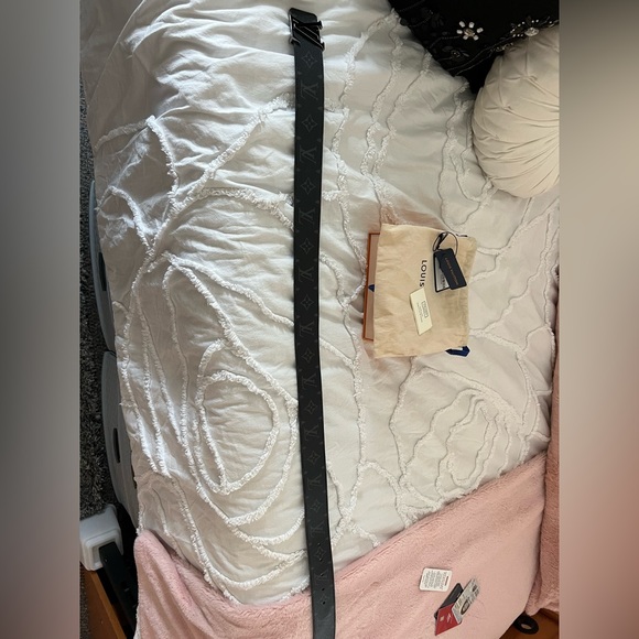 LV Initials 40MM Reversible Belt
Size: 80cm - Picture 5 of 9